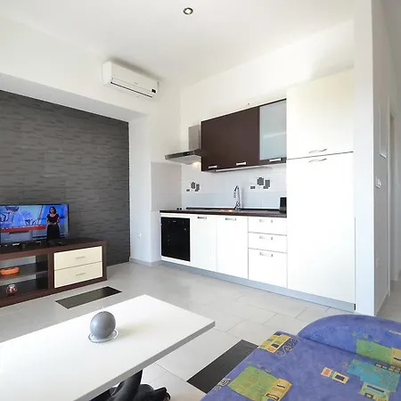 Apartment Julija 別荘 ビビニェ