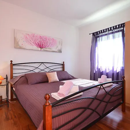 Apartment Julija ビビニェ