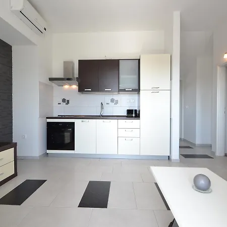 Apartment Julija * ビビニェ