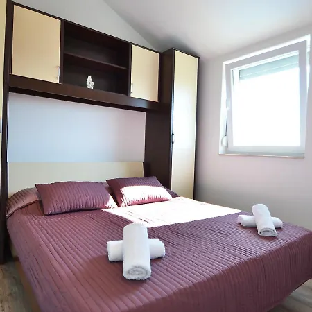 Apartment Julija 別荘 ビビニェ