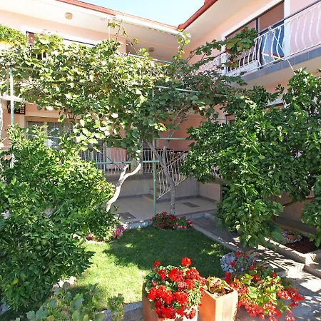Apartment Julija 別荘 *