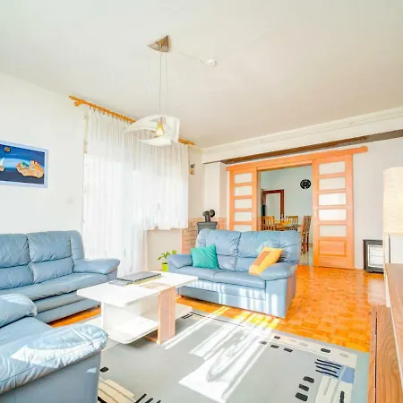 別荘 Apartment Julija *