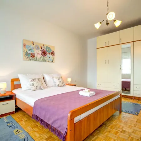 別荘 Apartment Julija