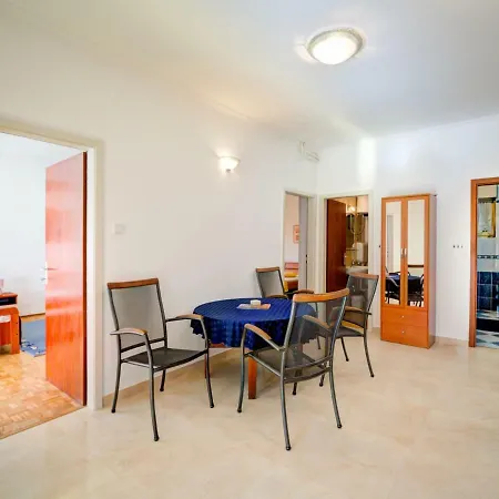 Apartment Julija 別荘 *